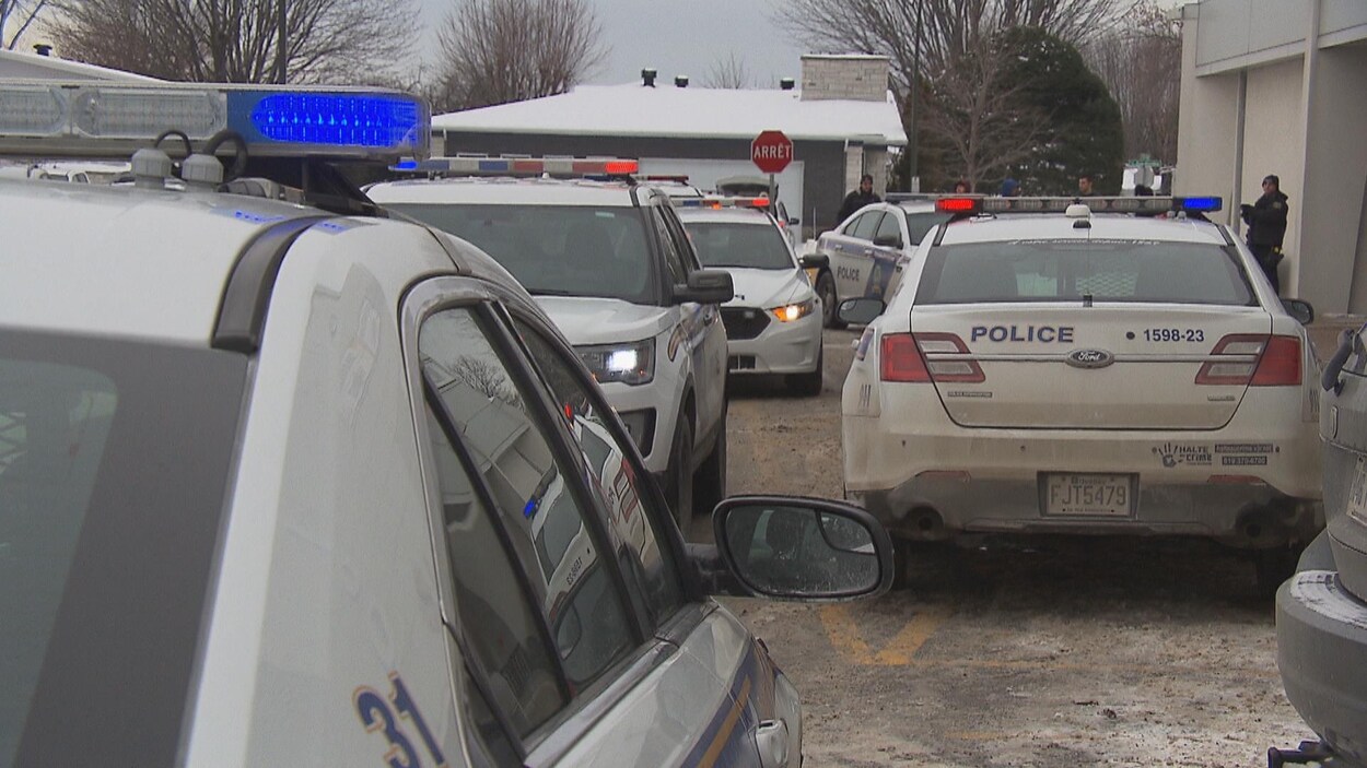 Des voitures de police.