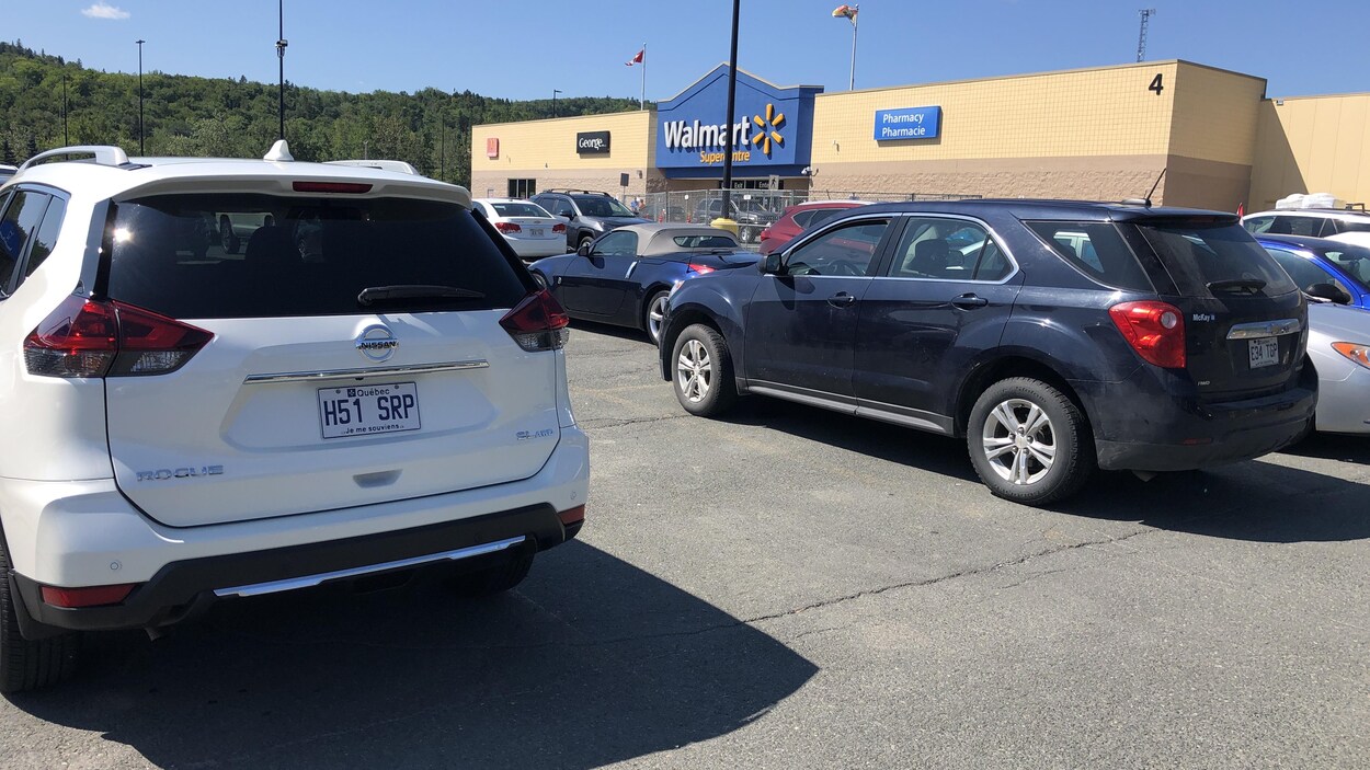 Des voitures immatriculées au Québec stationnées au Walmart.