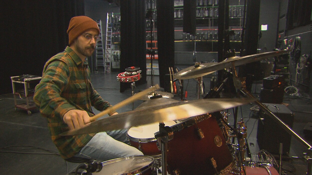 Un batteur joue de son instrument.