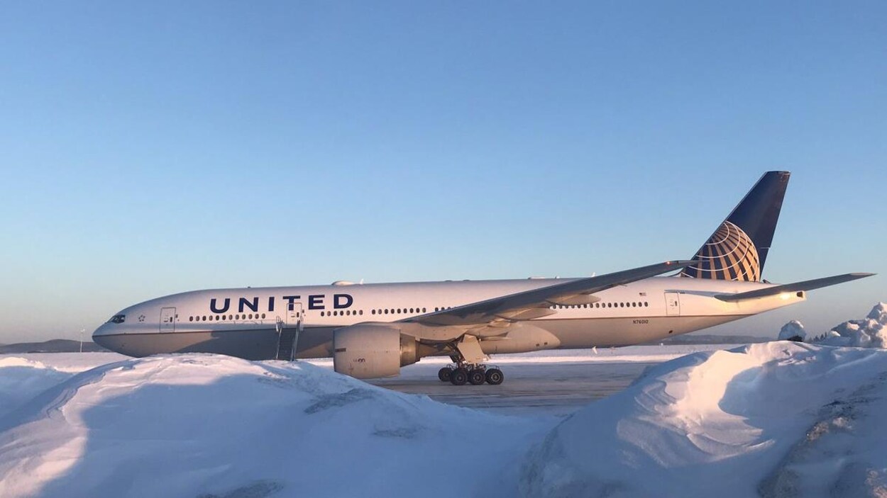 Le vol 179 de United Airlines sur la piste à Happy Valley-Goose Bay.