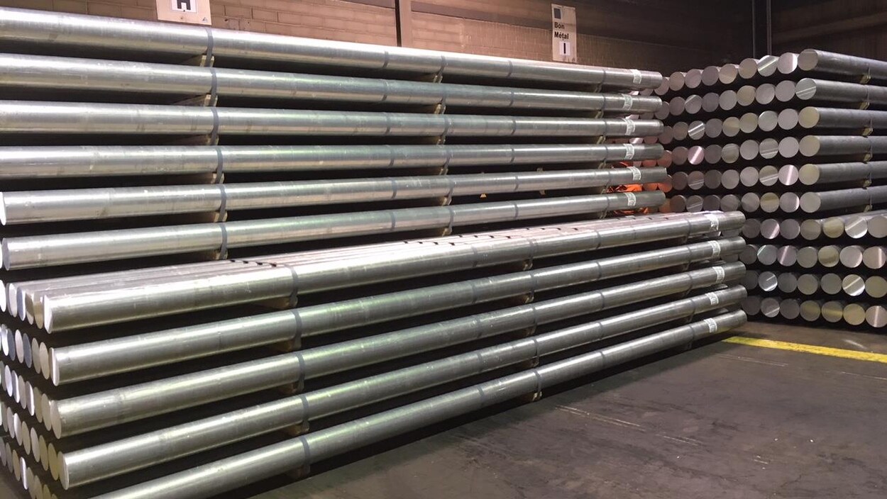 Des billots d'aluminium empilés.
