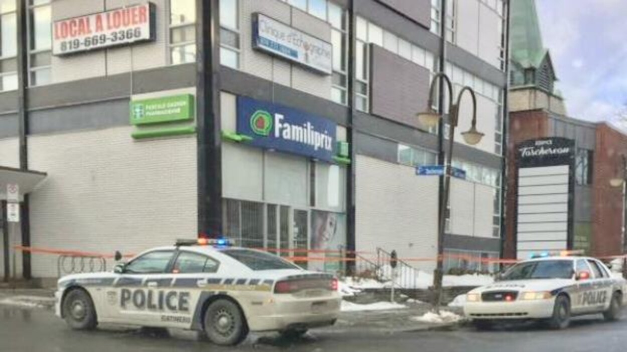 Des voitures de police se retrouvent devant la pharmacie Familiprix du 225, boulevard Saint-Joseph dans le secteur Hull à Gatineau. Des voitures de police se retrouvent devant la pharmacie Familiprix du 225, boulevard Saint-Joseph dans le secteur Hull à Gatineau.