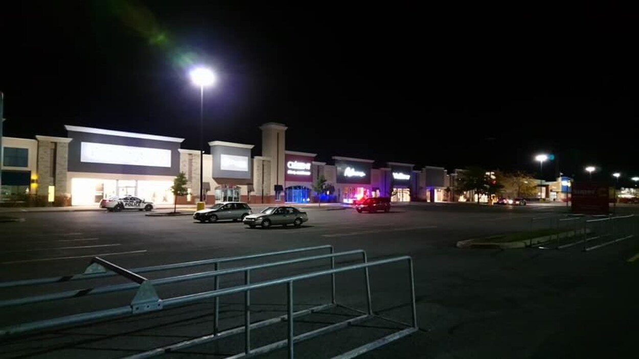 Un voiture du Service de police de la Ville de Gatineau sur le stationnement devant des commerces. Un voiture du Service de police de la Ville de Gatineau sur le stationnement devant des commerces.