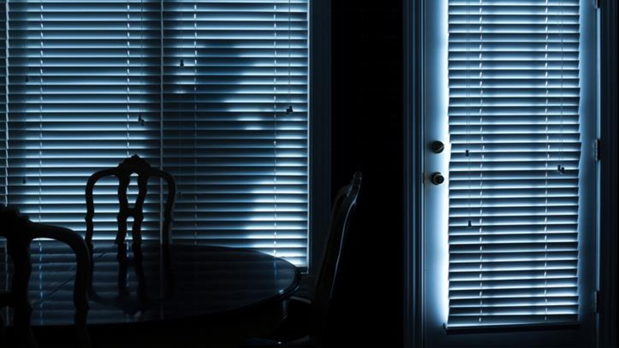 La silhouette d'un voleur devant une résidence.