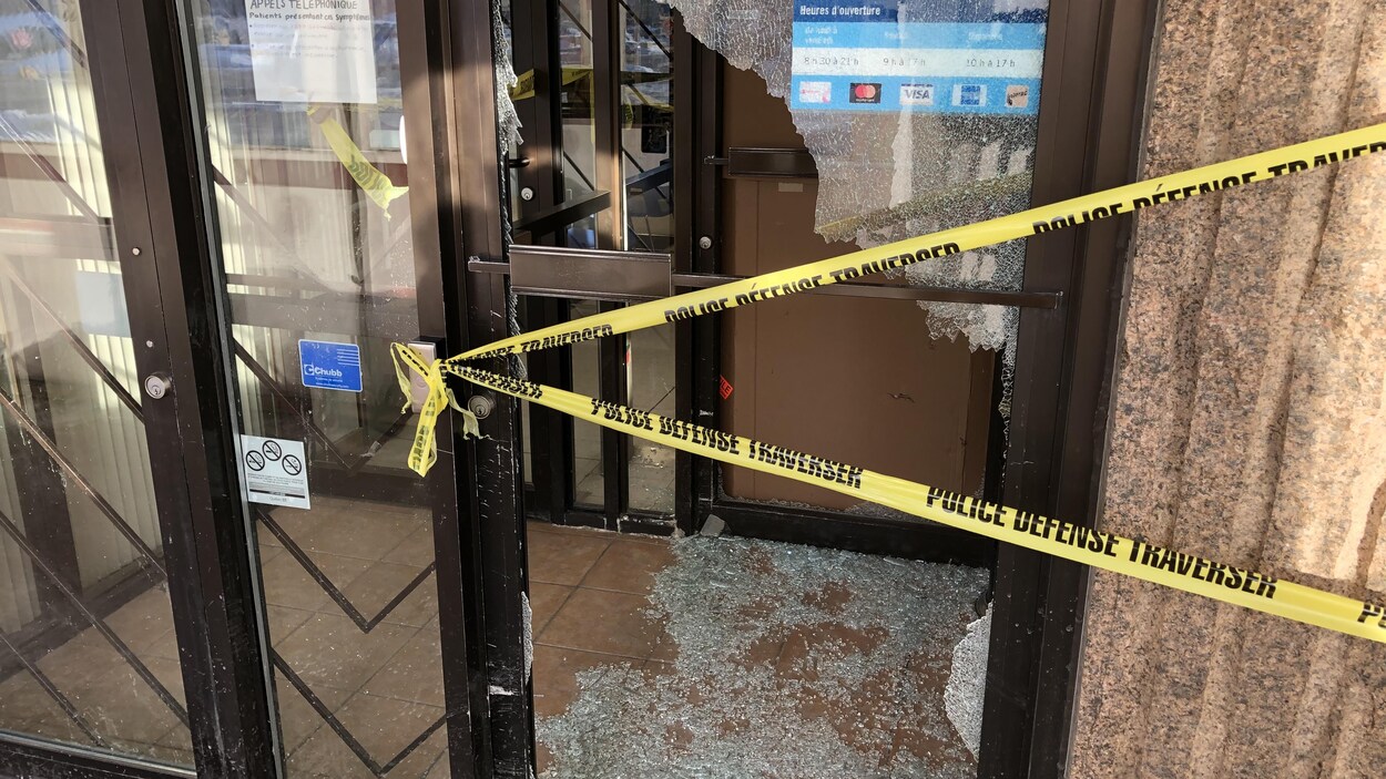 La vitre d'une porte d'entrée fracassée.
