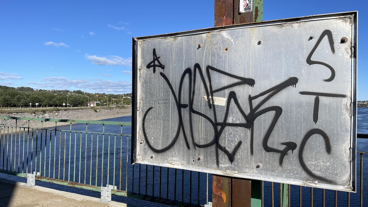 Des photos d’Angine de poitrine exposées sur le pont de Sainte-Anne volées