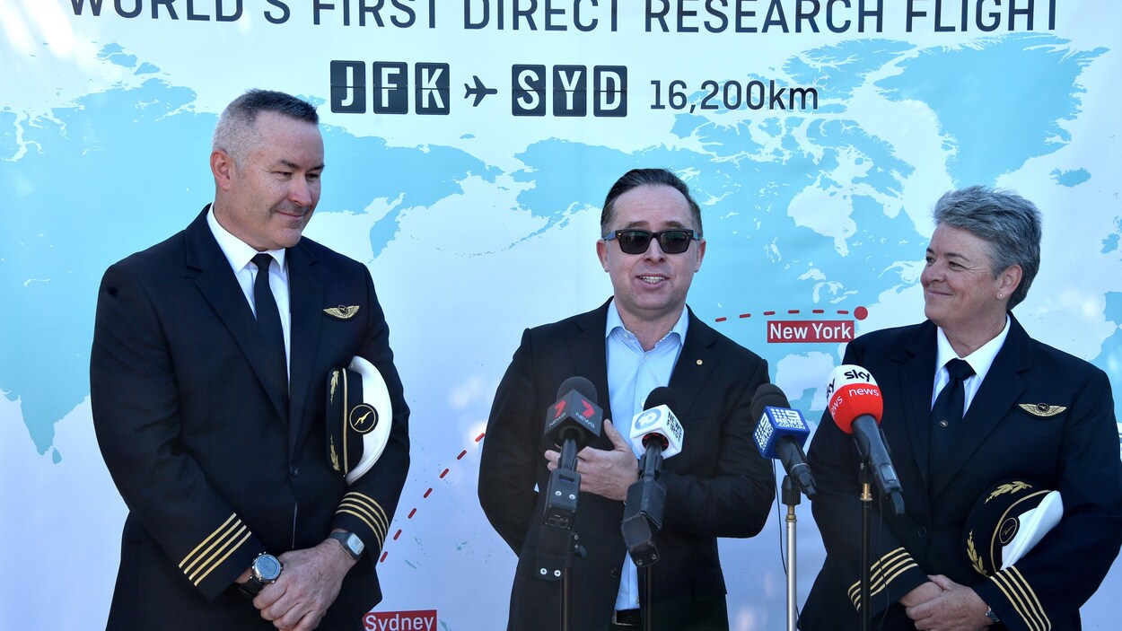 Alan Joyce, Sean Golding et Lisa Norman en conférence de presse.