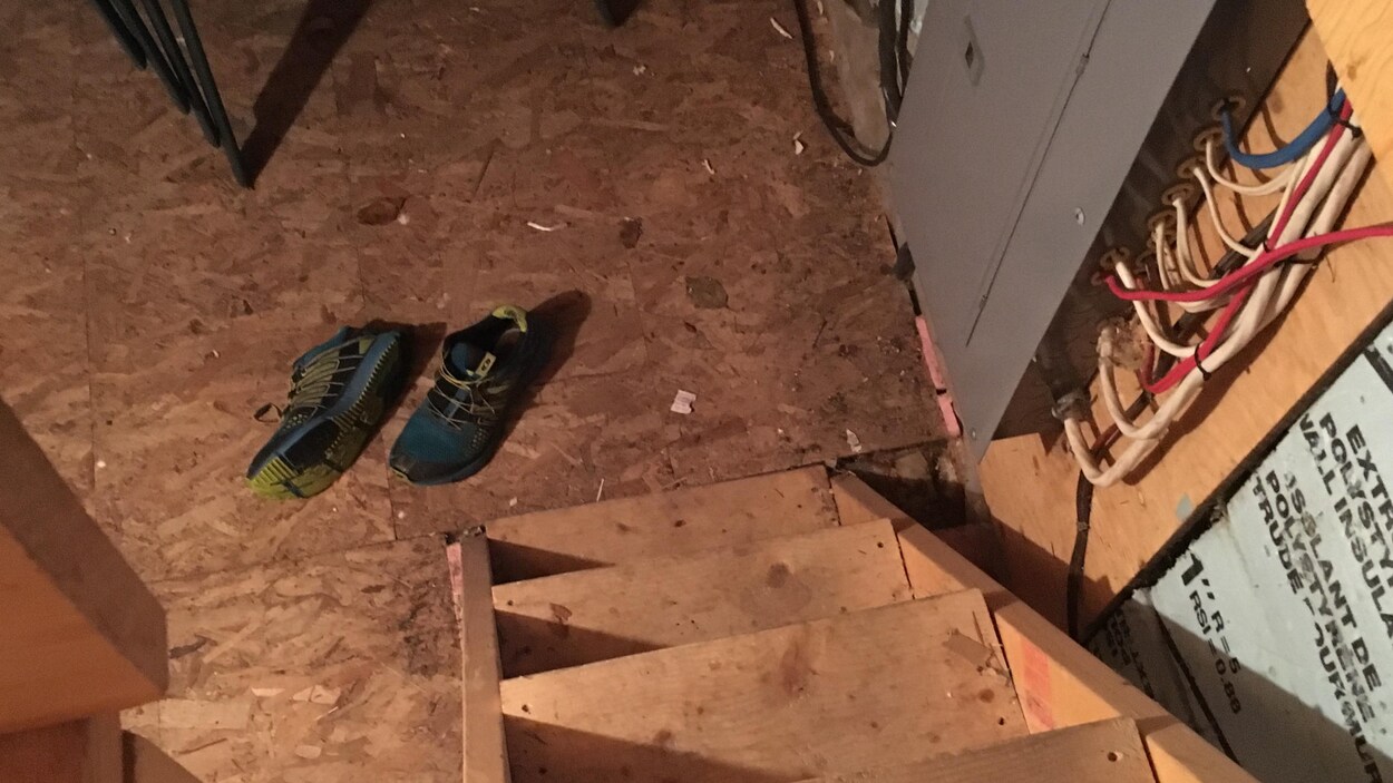 Les chaussures du voleur au bas d'un escalier Les chaussures du voleur au bas d'un escalier