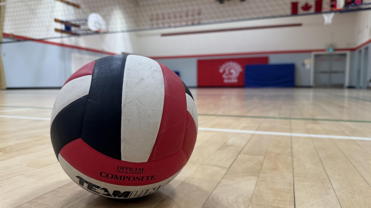 Le volleyball rassemble des enfants d’immigrants à Thompson