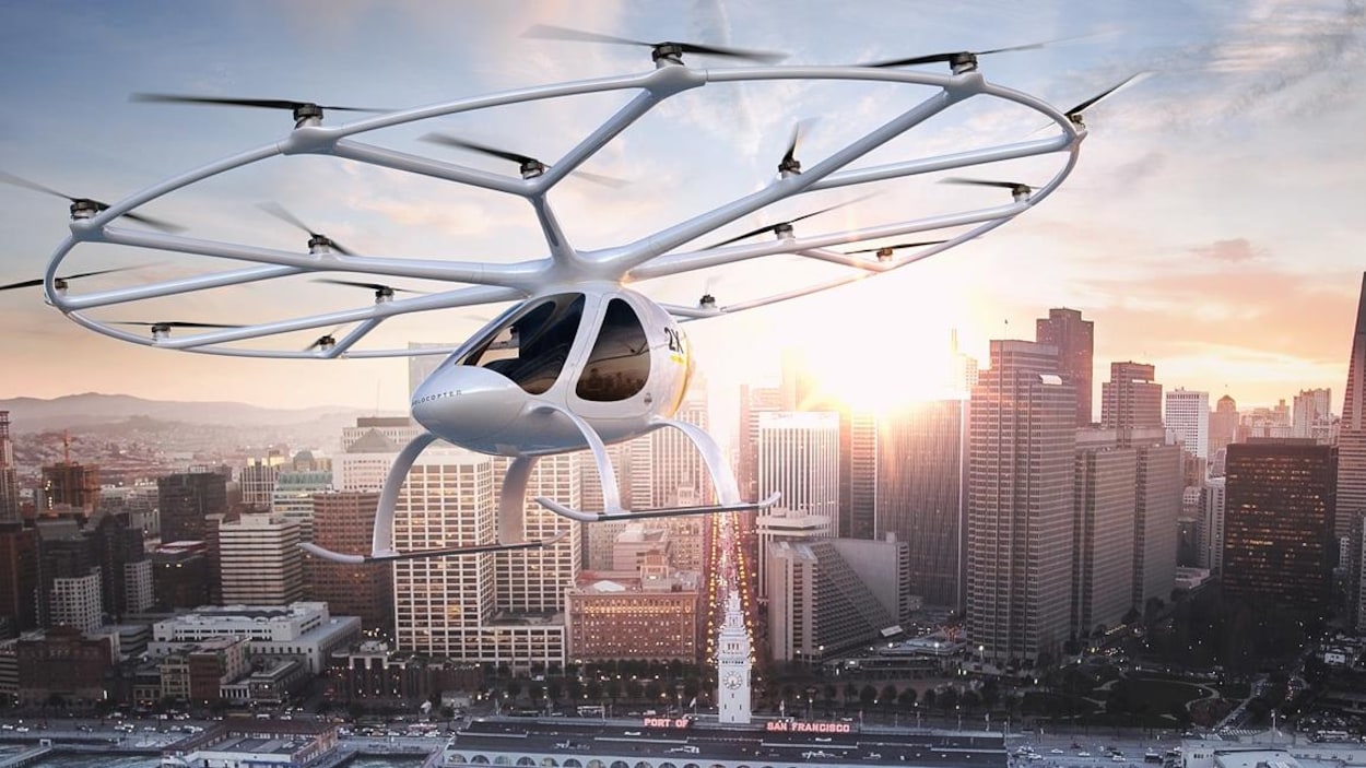 Un volocopter muni de 18 petites turbines survol le centre-ville de San Francisco, dans une projection de l'entreprise allemande que le fabrique.