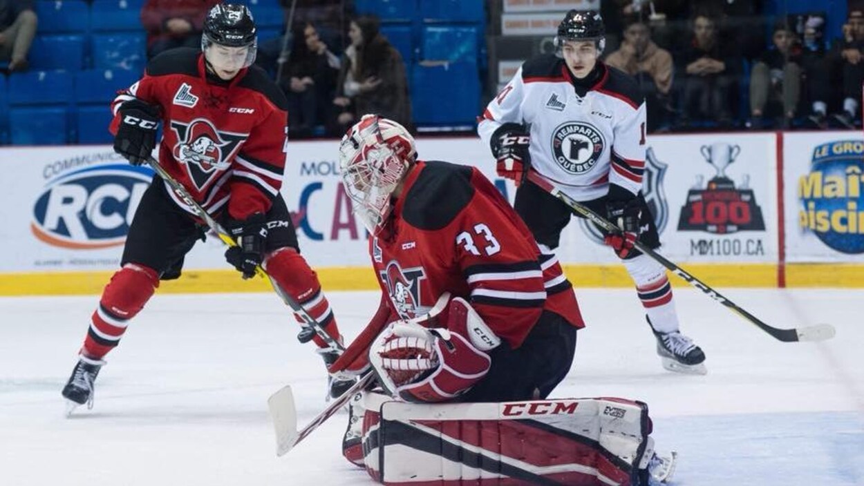 Le gardien de but des Voltigeurs effectue un arrêt. Le gardien de but des Voltigeurs effectue un arrêt.