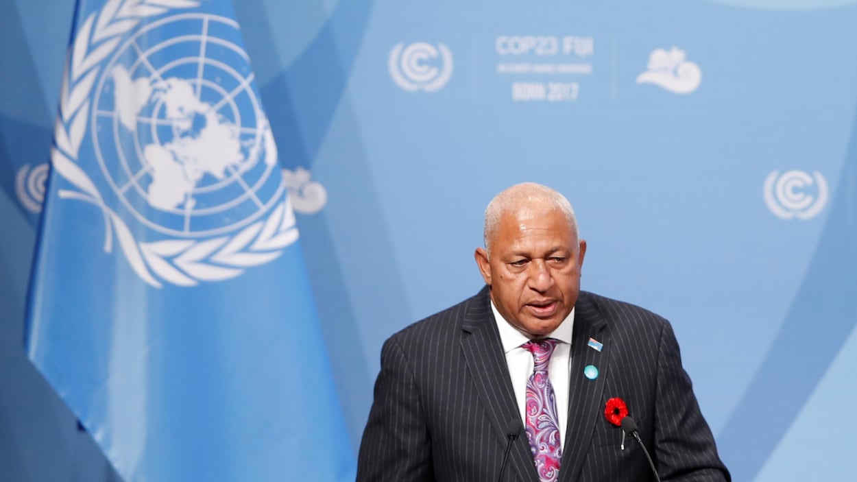 Frank Bainimarama, devant deux micros. Frank Bainimarama, devant deux micros.