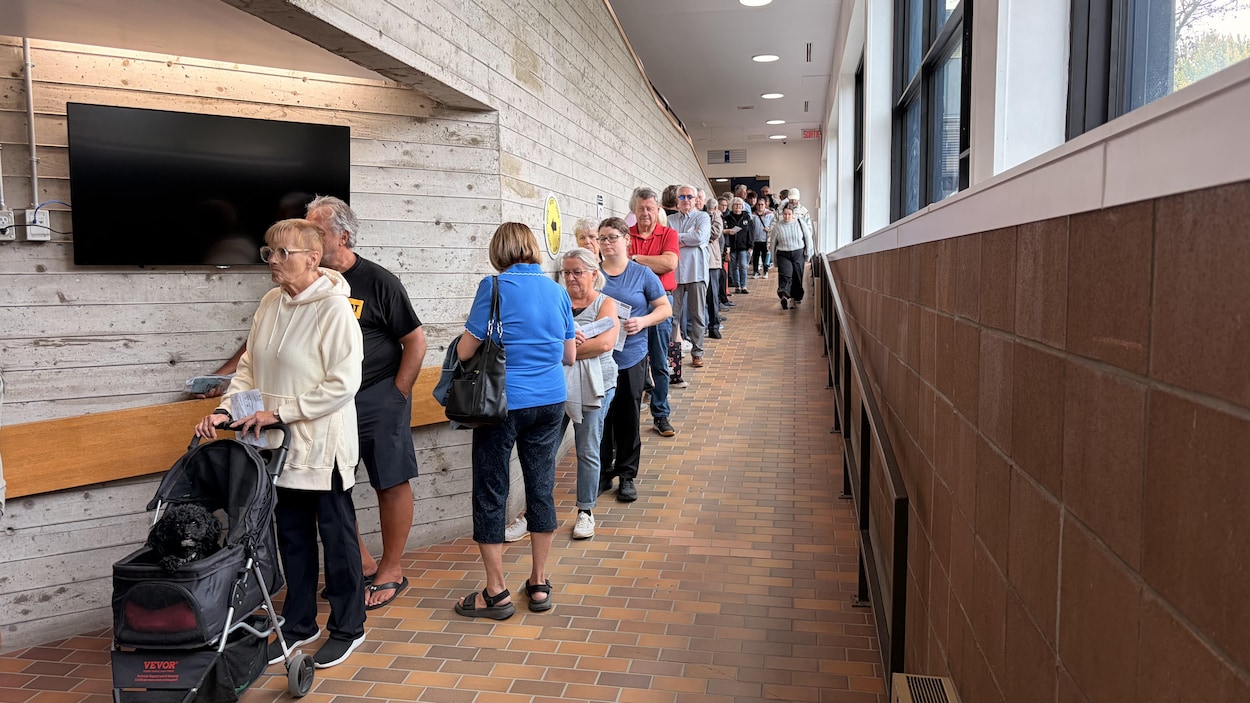 Les électeurs affluent pour le vote par anticipation à Québec