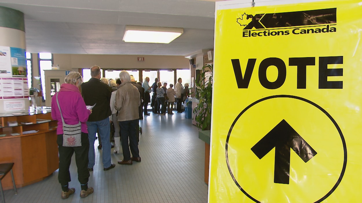 Une file de gens qui attendent pour aller voter aux élections fédérales
