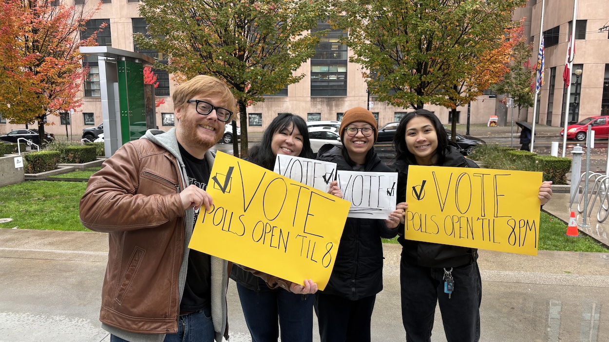 Jour du scrutin : des bénévoles marchent à Vancouver pour mobiliser les jeunes