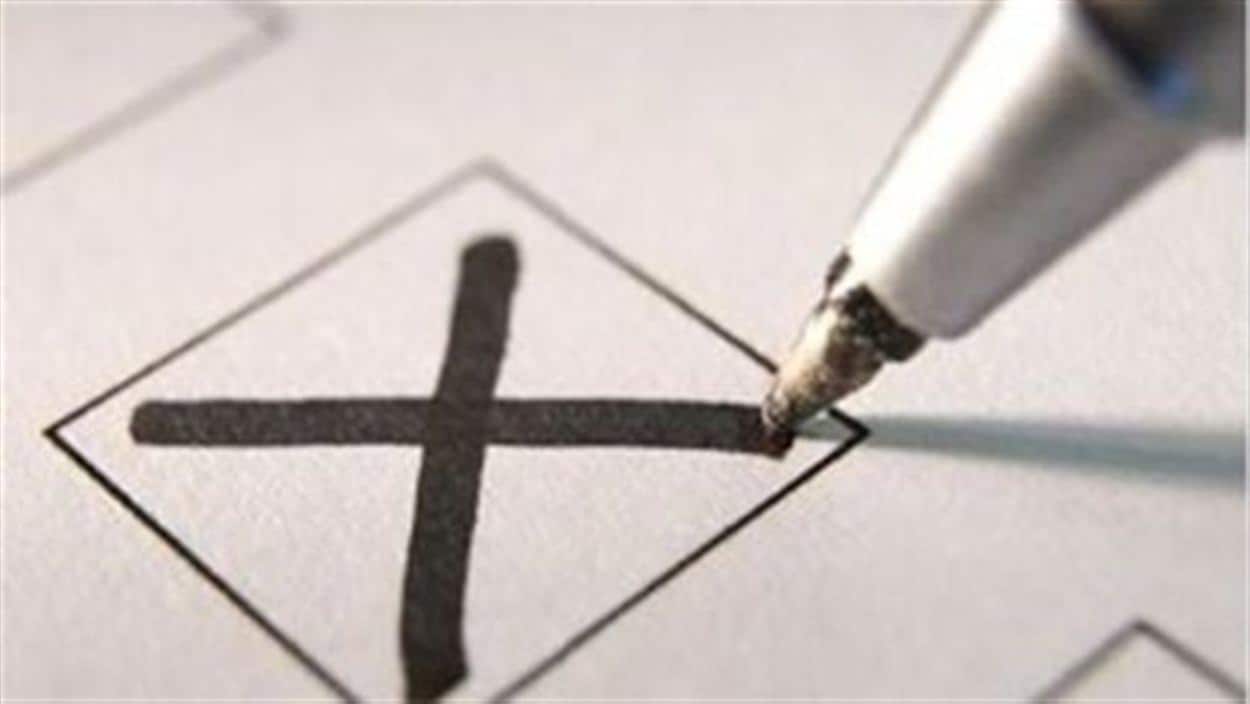 Les élections municipales auront lieu le 5 novembre prochain. Sur la photo, un crayon trace un X dans une case de vote. Les élections municipales auront lieu le 5 novembre prochain. Sur la photo, un crayon trace un X dans une case de vote.