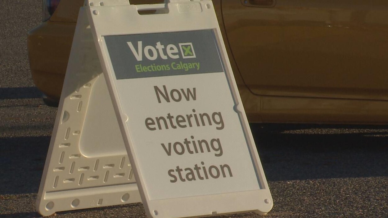 Vue sur une pancarte installée dans la rue indiquant aux Calgariens où aller voter. Vue sur une pancarte installée dans la rue indiquant aux Calgariens où aller voter.