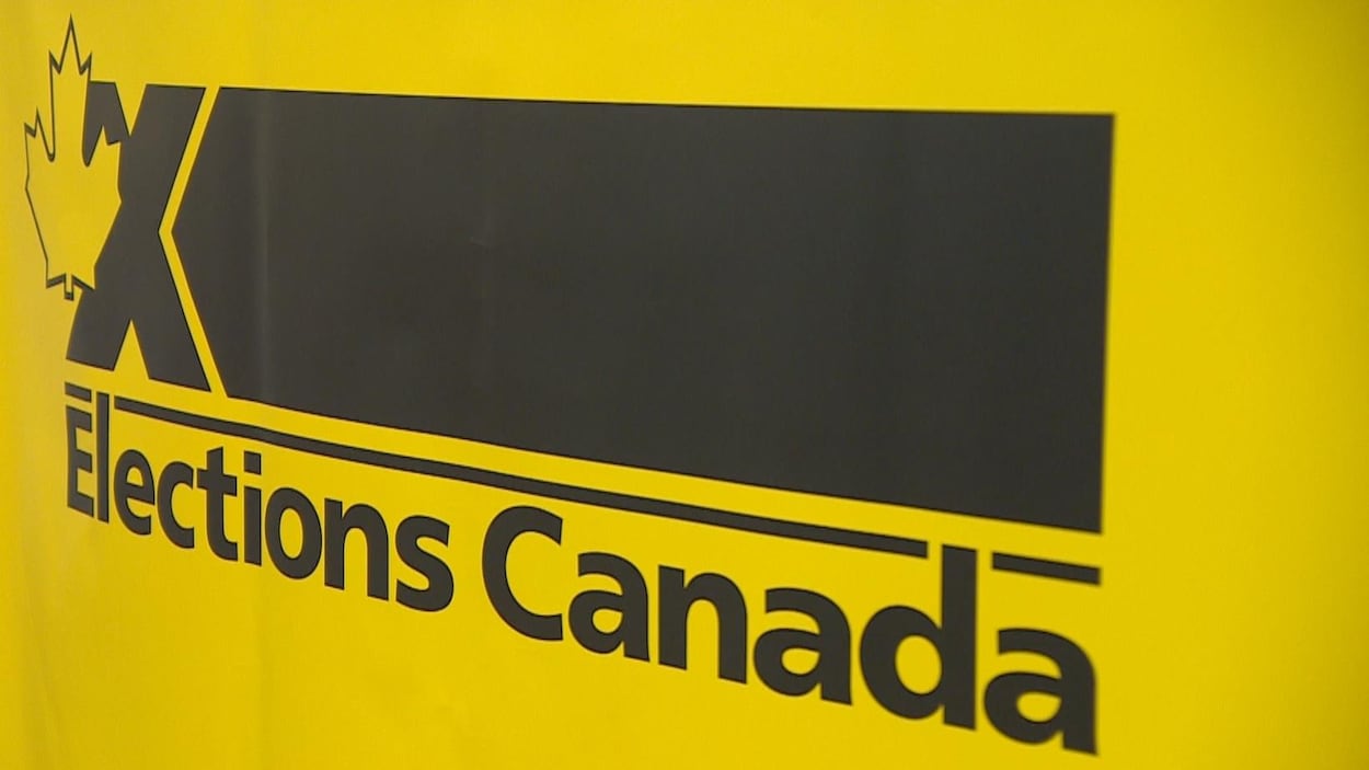 Gros plan sur le logo d'Élections Canada sur une affiche.