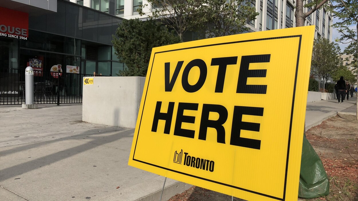 Une affiche indiquant le lieu du vote