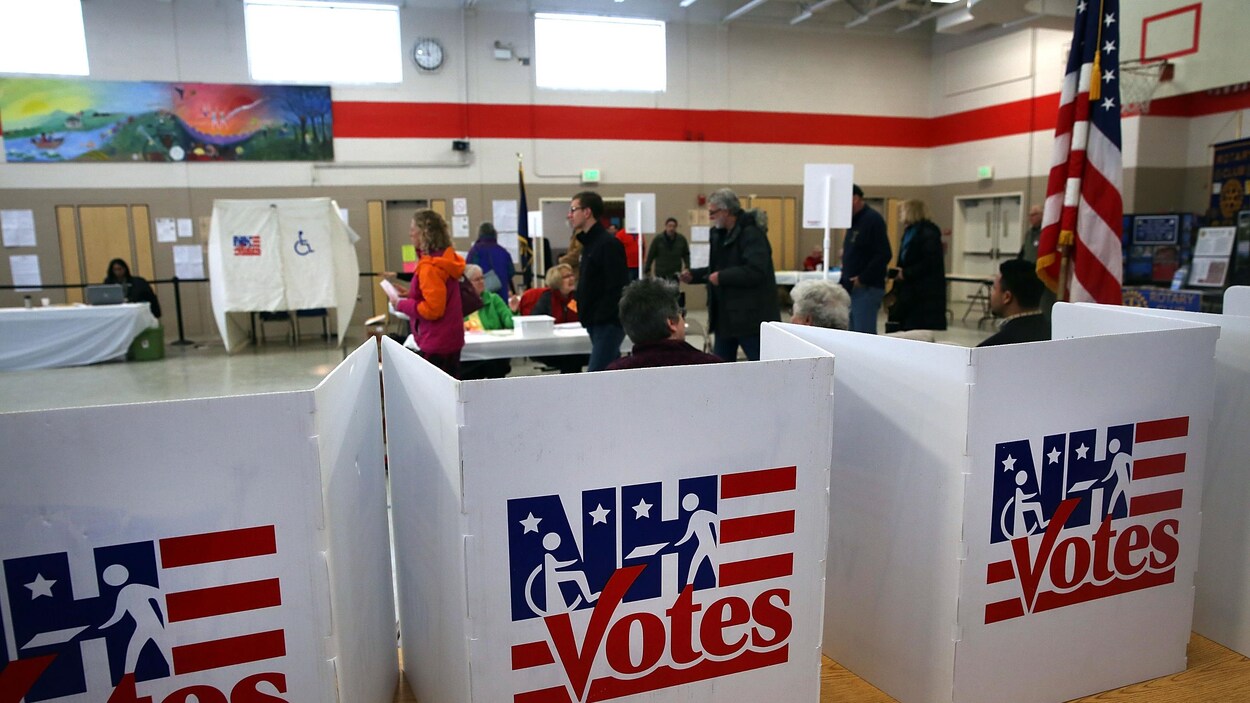 Dans une école de Bow, au New Hampshire, des électeurs attendent en ligne pour voter.