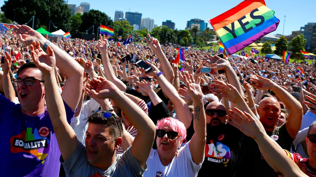 Des milliers de partisans du mariage gai rassemblés à Sydney célèbrent le résultat du vote national sur le sujet. Des milliers de partisans du mariage gai rassemblés à Sydney célèbrent le résultat du vote national sur le sujet.