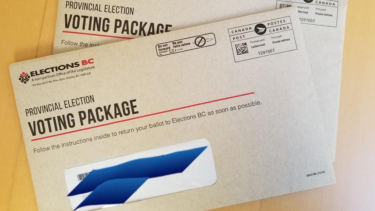 Des enveloppes de vote par la poste pour les élections de 2020 en Colombie-Britannique.