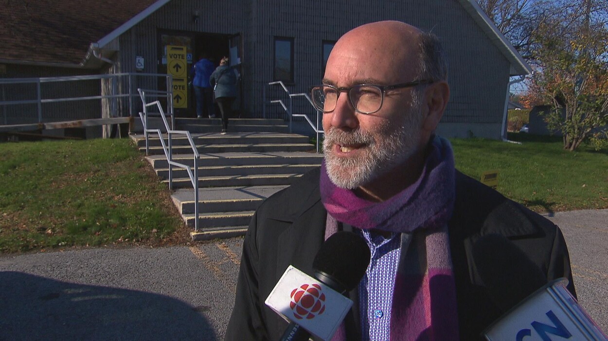 Robert Aubin répond aux questions des journalistes.
