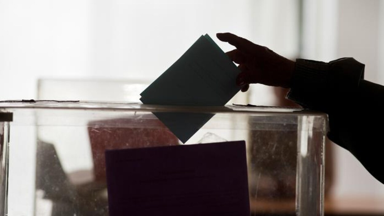 Un électeur vote. Un électeur vote.