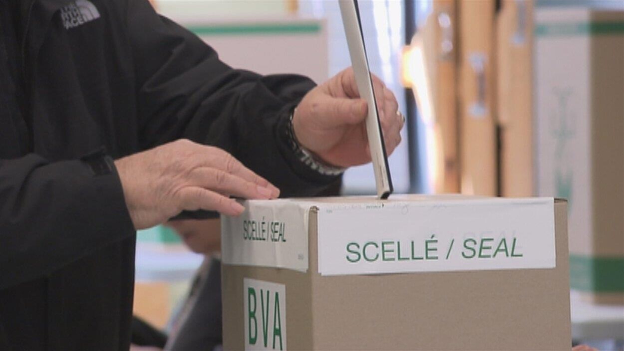 Un électeur vote.