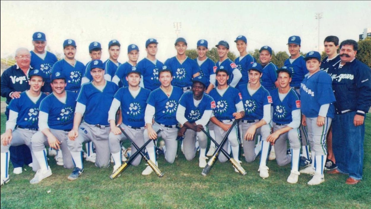Des joueurs de baseball sont rassemblés sur le terrain pour s'y faire photographier.
