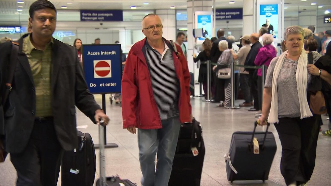 Des voyageurs en provenance des Caraïbes arrivent à l'aéroport Montréal-Trudeau. Des voyageurs en provenance des Caraïbes arrivent à l'aéroport Montréal-Trudeau.