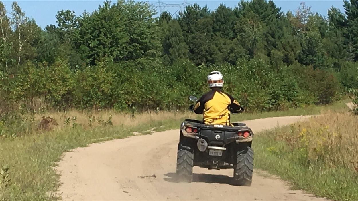 Un jeune homme en VTT. Un jeune homme en VTT.