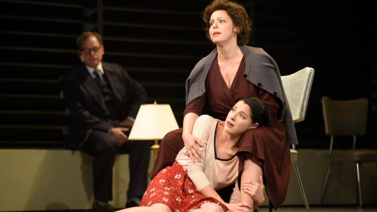 Maude Guérin et Mylène St-Sauveur dans la pièce « Vu du pont » au TNM