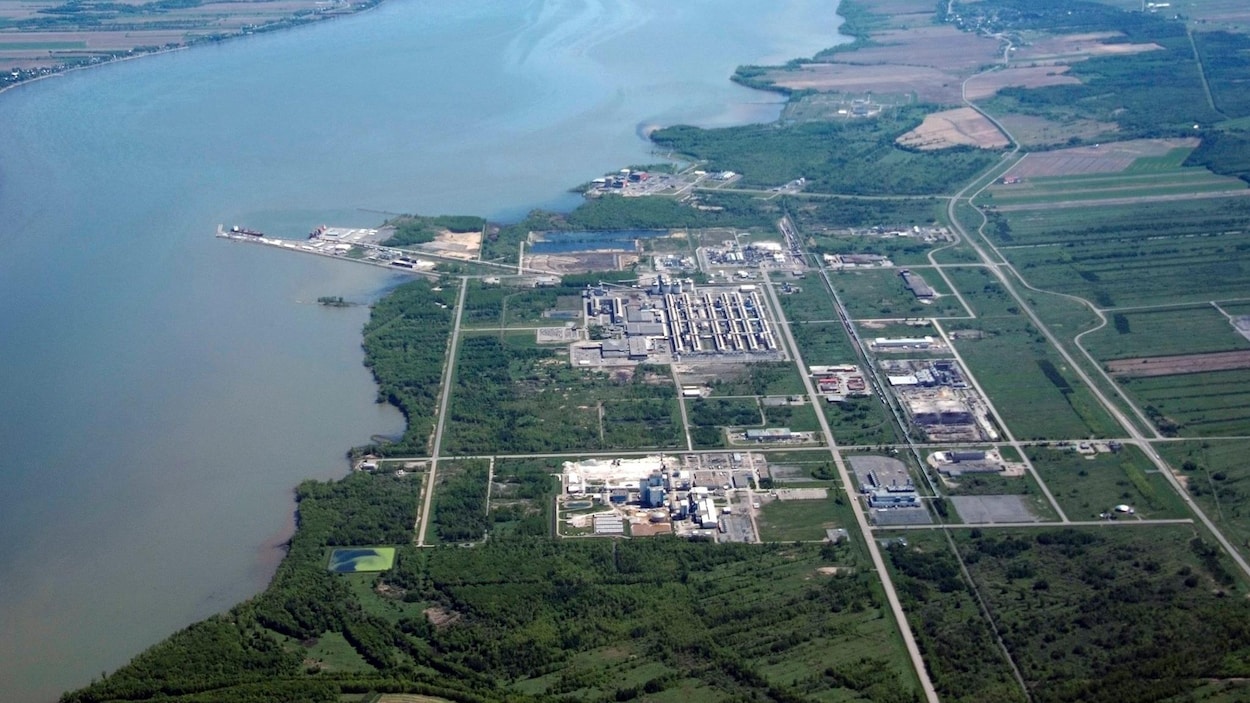 Vue aérienne du parc industriel et portuaire de Bécancour.