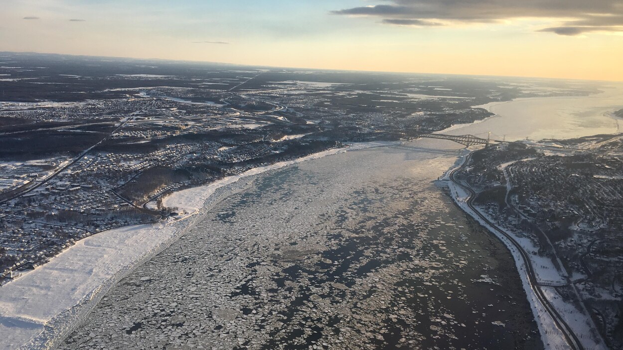 Vue aérienne du fleuve St-Laurent entre Lévis et Québec.