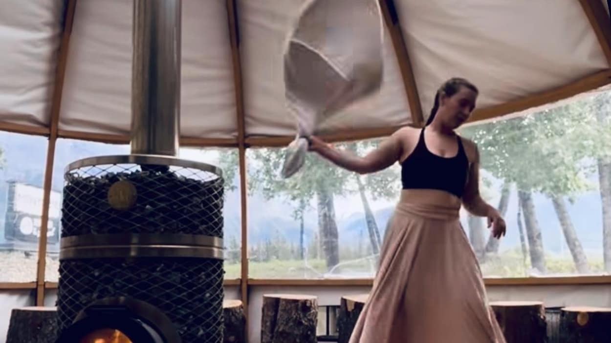Au sauna, le secret des tourneurs de serviette