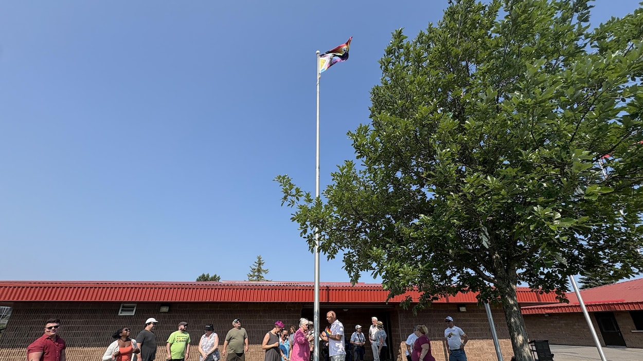 La communauté 2SLGBTQIA+ célèbre la levée du drapeau