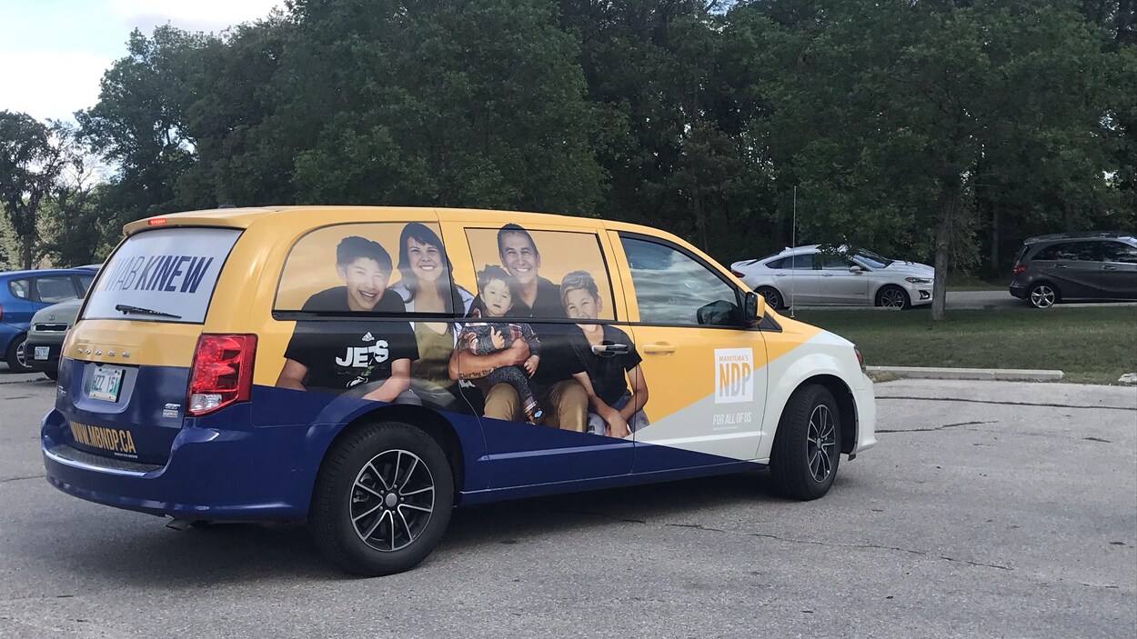 Une voiture jaune avec la photo de la famille Kinew dessus.