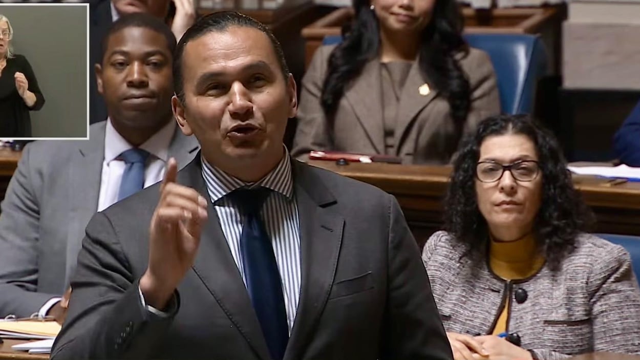 Le français à nouveau utilisé par Wab Kinew pour répliquer aux conservateurs