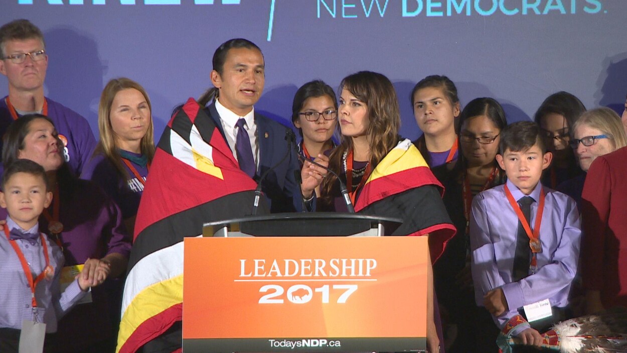 Wab Kinew a été élu chef du Nouveau Parti démocratique du Manitoba. Wab Kinew a été élu chef du Nouveau Parti démocratique du Manitoba.