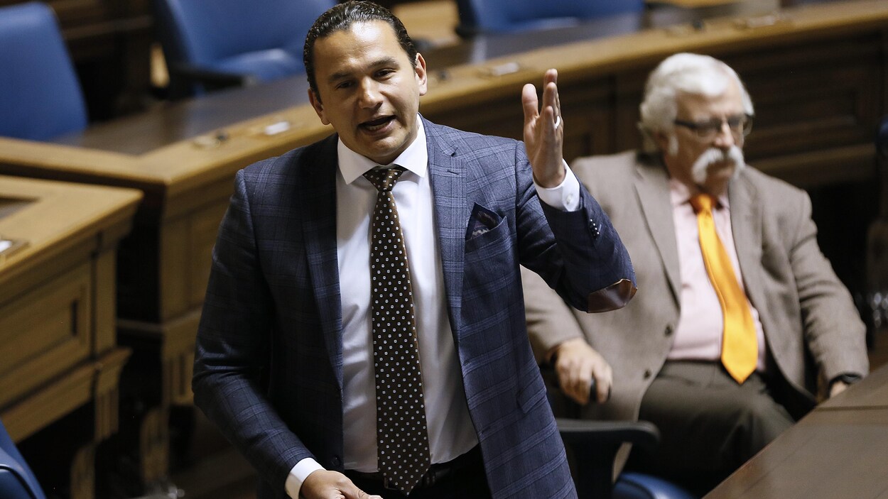 Wab Kinew parle avec la main levée.