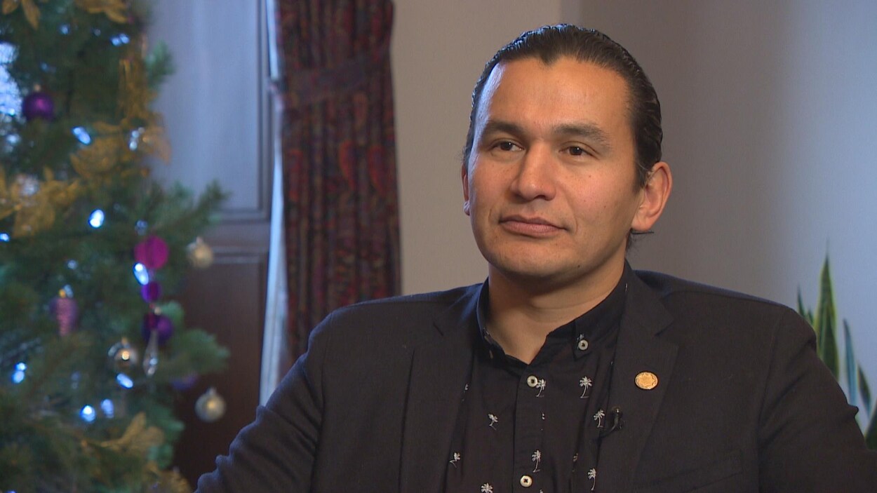 Wab Kinew, dans son bureau, en entrevue de fin d'année avec Radio-Canada