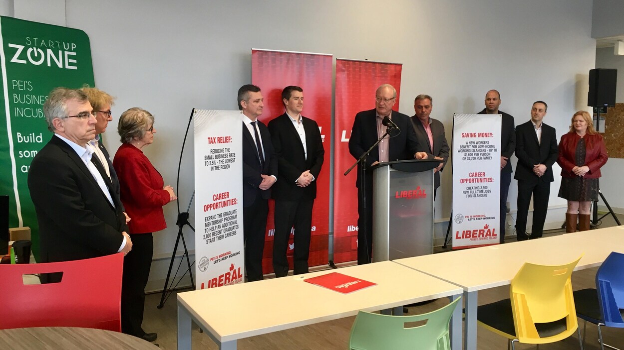 Wade MacLauchlan entouré de membres de son équipe le 27 mars 2019.