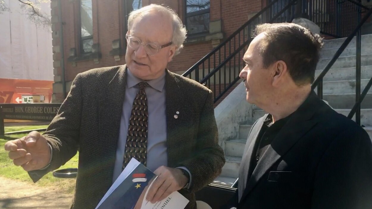 Le premier ministre de l'Île-du-Prince-Édouard, Wade MacLauchlan, avec le vice-président de la Société Saint-Thomas d'Aquin, Gilles Benoît.