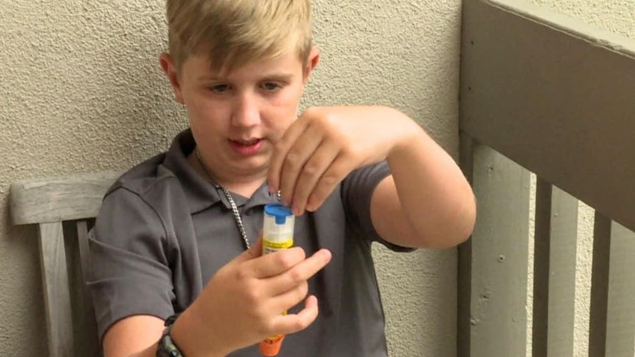 Wade Oxley, âgé de 10 ans, montre son EpiPen.