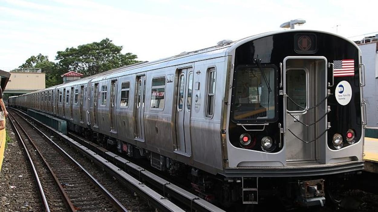 Un métro attend sur la voie ferrée.
