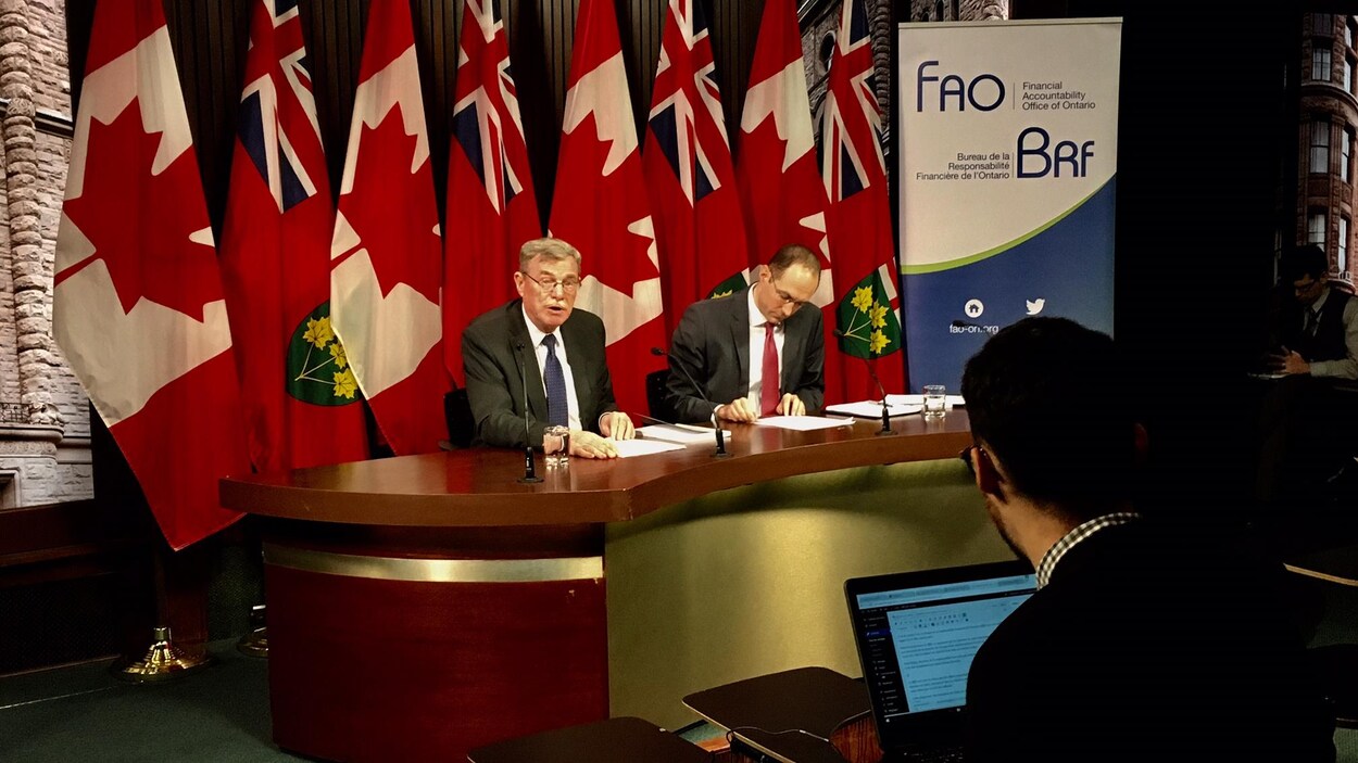 David Wake, directeur par intérim de la responsabilité financière de l'Ontario, s'adresse aux journalistes à Queen's Park. David Wake, directeur par intérim de la responsabilité financière de l'Ontario, s'adresse aux journalistes à Queen's Park.