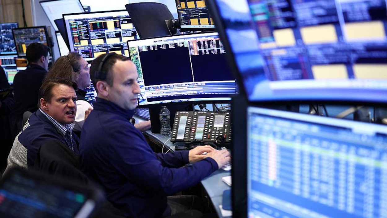 Wall Street : la tech vacille, le NASDAQ chute de plus de 2 % à l’ouverture