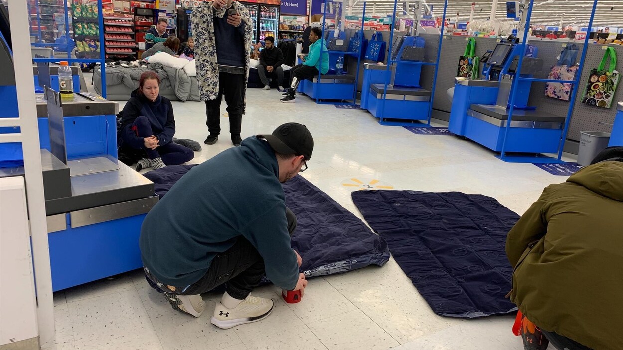 Tempête : Une Centaine De Personnes Ont Passé La Nuit Dans Un Magasin ...