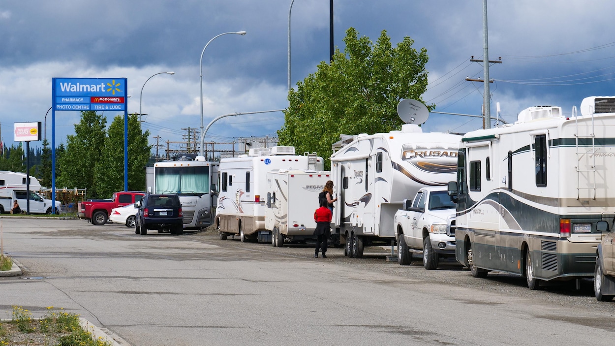 Des véhicules récréatifs monopolisent une bonne portion du stationnement.